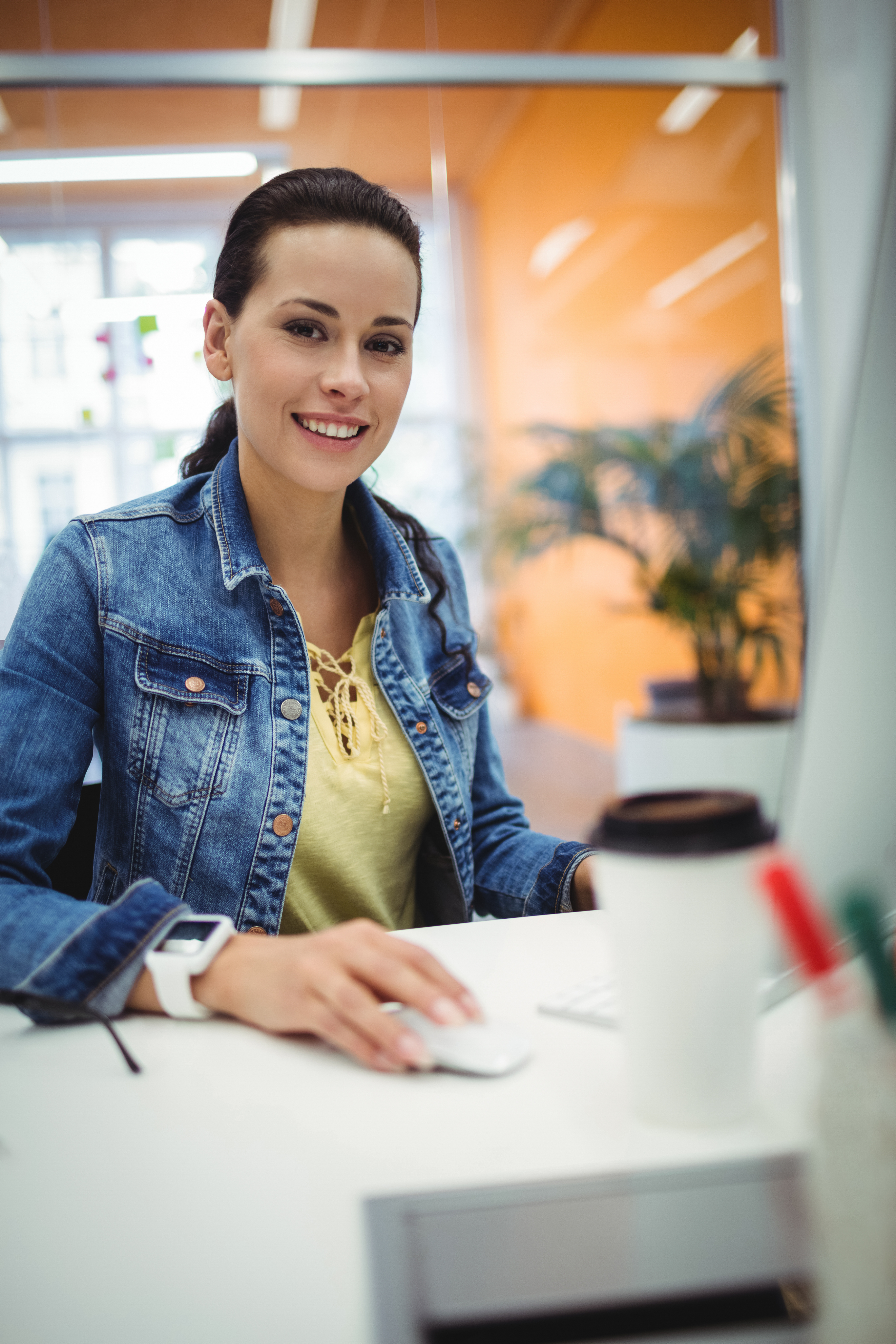 mujer elegante sonriendo